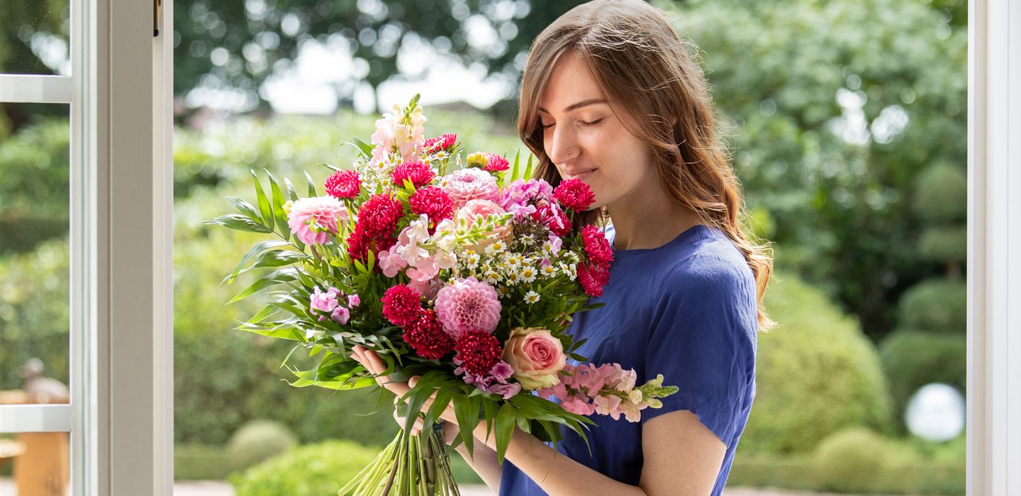 Lieferservice - Frau erhält Blumenpräsent